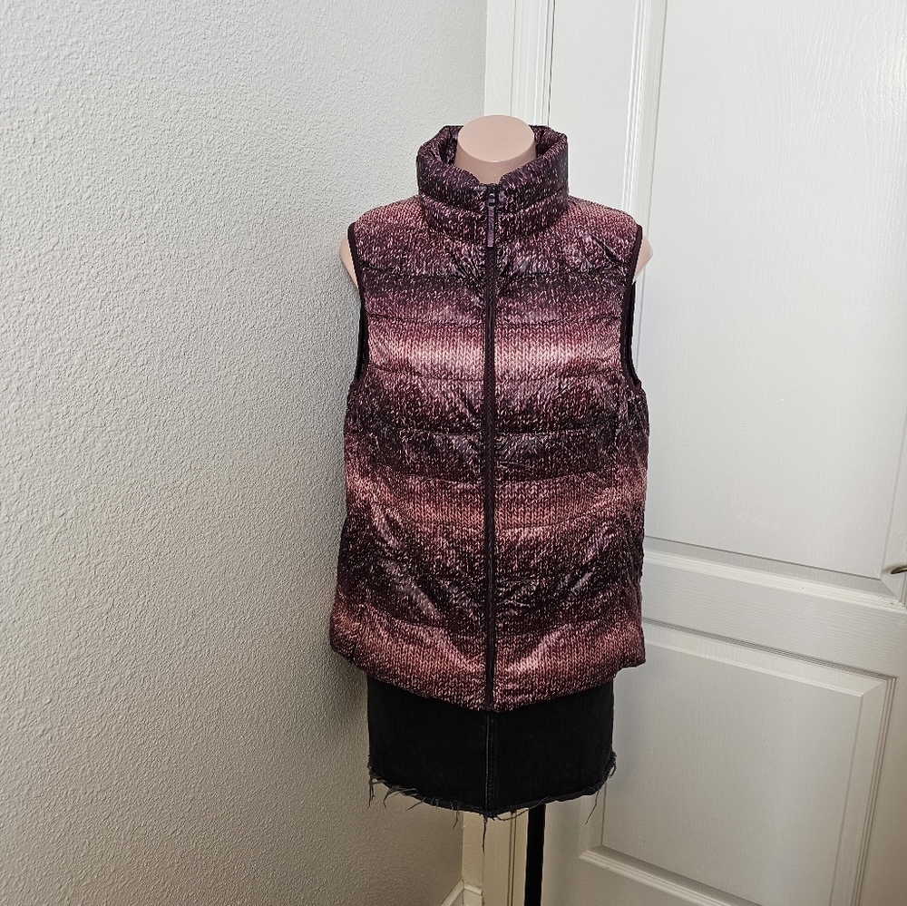 EUC Uniqlo maroon puffer vest, pattern looks like knitting, womens size XL